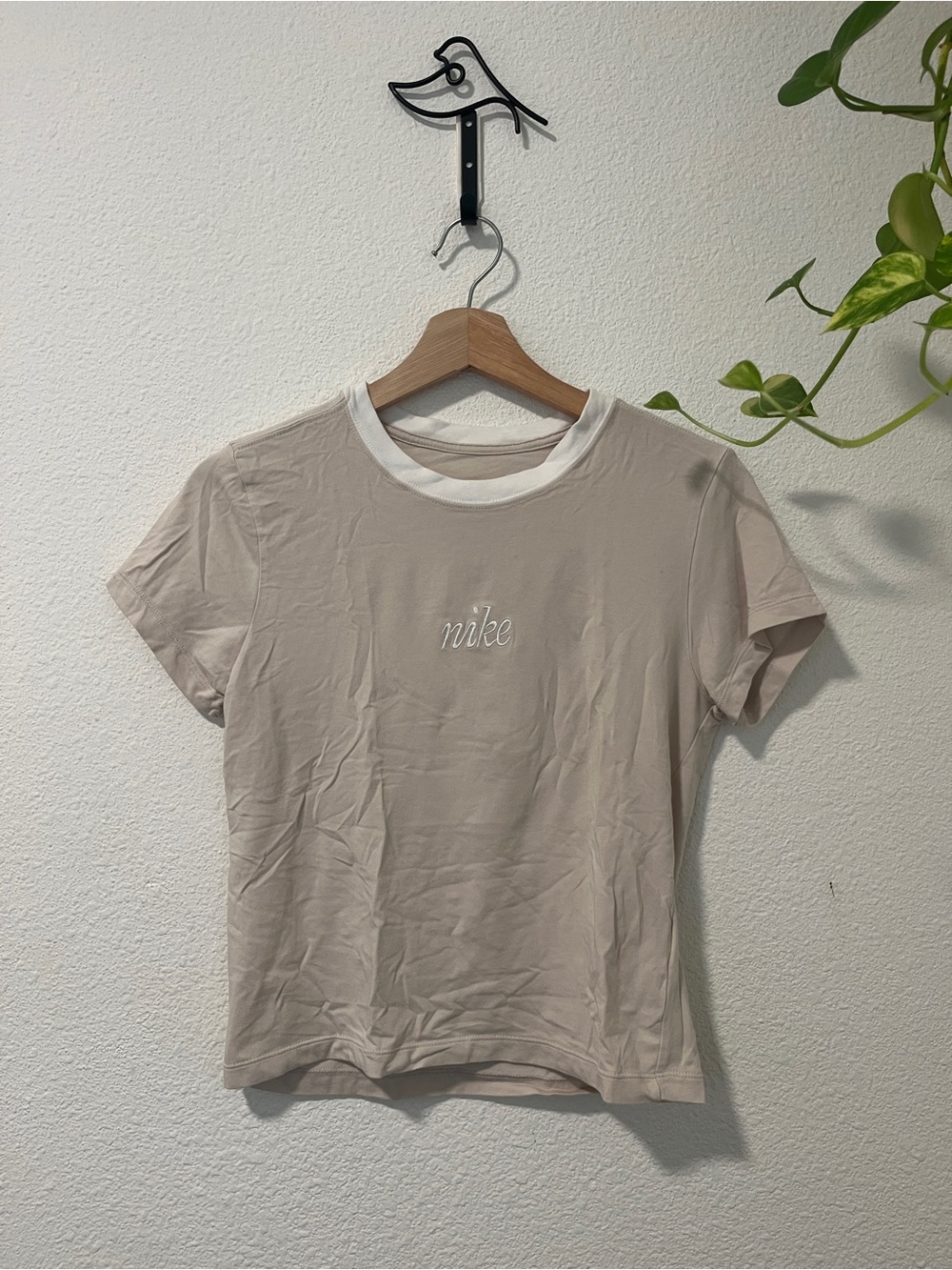 Nike Women’s Short Sleeve Slim Tee in Light Beige sz M